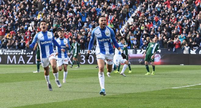 Uno de los cedidos, Roque Mesa, celebra al fondo el gol de En-Nesyri en el Leganés-Espanyol (Foto: CD Leganés).
