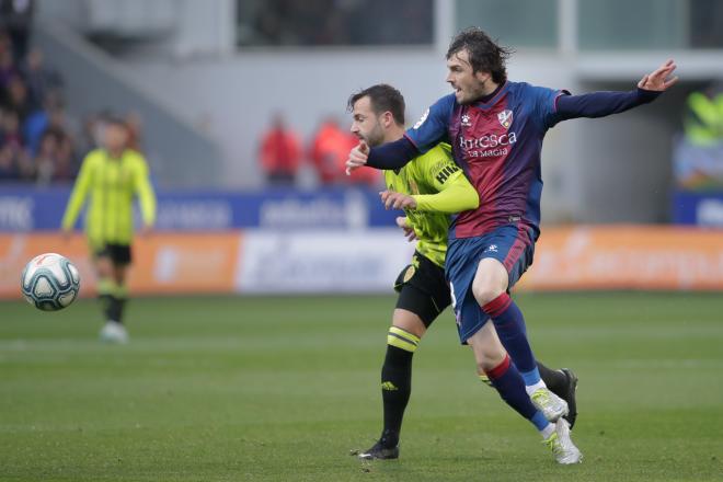 Guitián y Eugeni pugnan por un balón en el Huesca-Zaragoza (Foto: Dani Marzo).