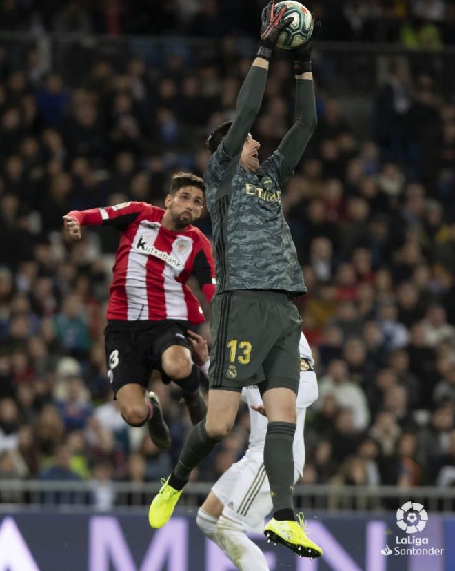 Kenan Kodro, en un salto con Courtois durante el Real Madrid-Athletic Club (Foto: LaLiga).