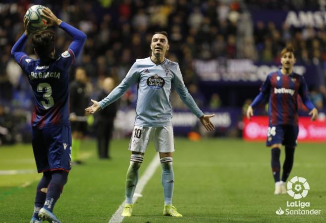 Aspas protesta una jugada del Levante-Celta (Foto: LaLiga).