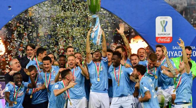 Los jugadores de la Lazio levantan la Supercopa conseguida en Riad.