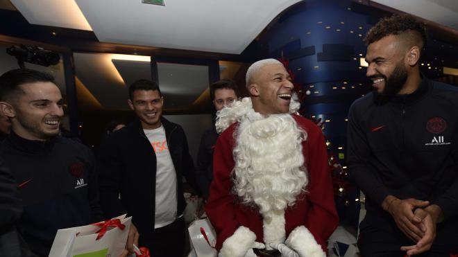 Mbappé, disfrazado de Papá Noel.