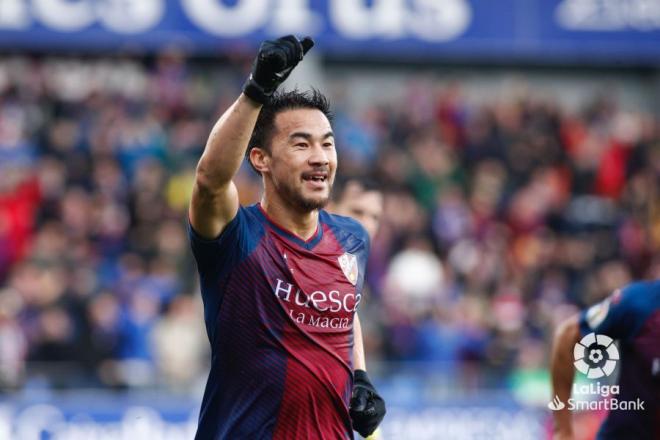 Okazaki celebra su gol en el Huesca-Zaragoza (Foto: LaLiga).