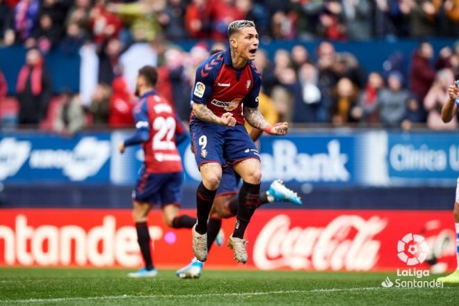 El Chimy Ávila celebra su gol en el Osasuna-Real Sociedad (Foto: LaLiga Santander).