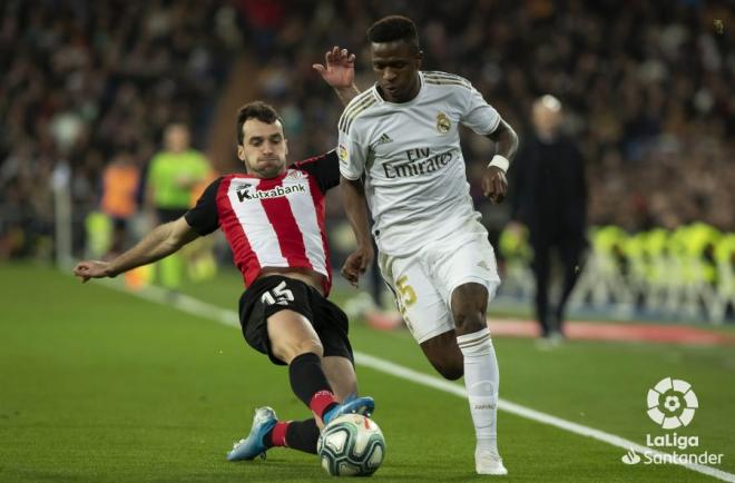 Vinícius Jr. se marcha de Lekue en el Real Madrid-Athletic (Foto: LaLiga Santander).