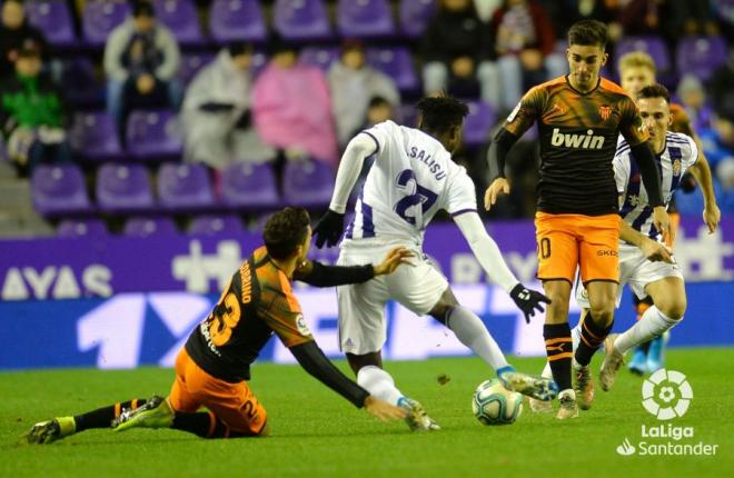 Salisu corta una pelota en el duelo ante el Valencia CF. (Foto: LaLiga)