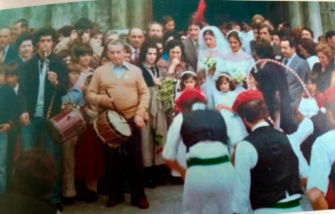 El hoy Lehendakari Iñigo Urkullu tocando txistu y tamboril en la boda de Andoni Goikoetxea.