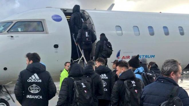 La expedición del Celta se monta en el avión (Foto: RC Celta).