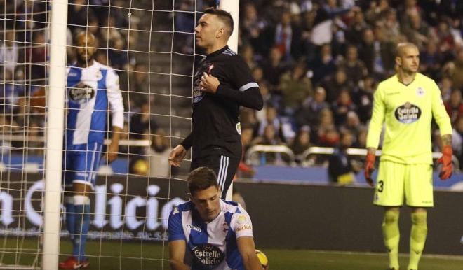 Aspas señalándose el escudo (Foto: EFE).