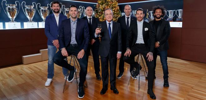 Florentino Pérez posa junto a los capitanes y entrenadores del Real Madrid de fútbol y baloncesto.