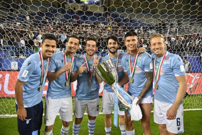 Jony celebra el título de campeón de la Supercopa de Italia con la Lazio (Foto: SSLazio)
