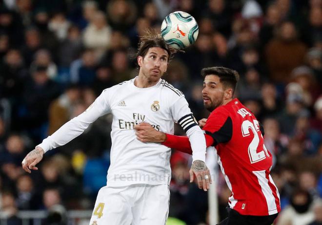 Kodro pelea por un balón con Sergio Ramos (Foto: Real Madrid).