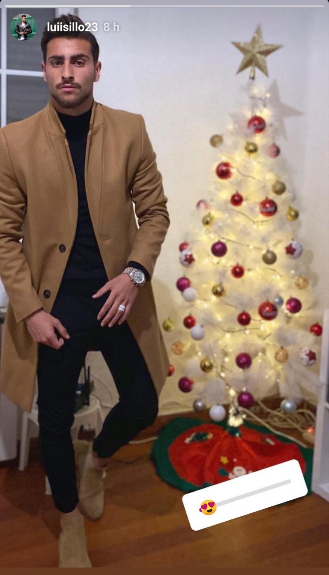 Luis Muñoz, con un árbol de Navidad de fondo.