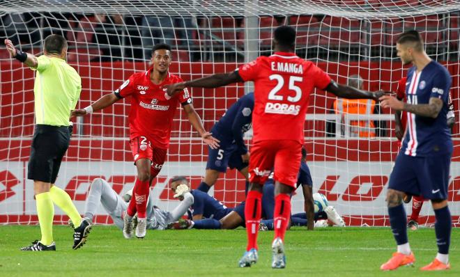Mounir Chouiar celebra un gol con el Dijon.