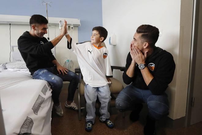 El Valencia CF realiza la visita a los hospitales (Foto: Valencia CF).