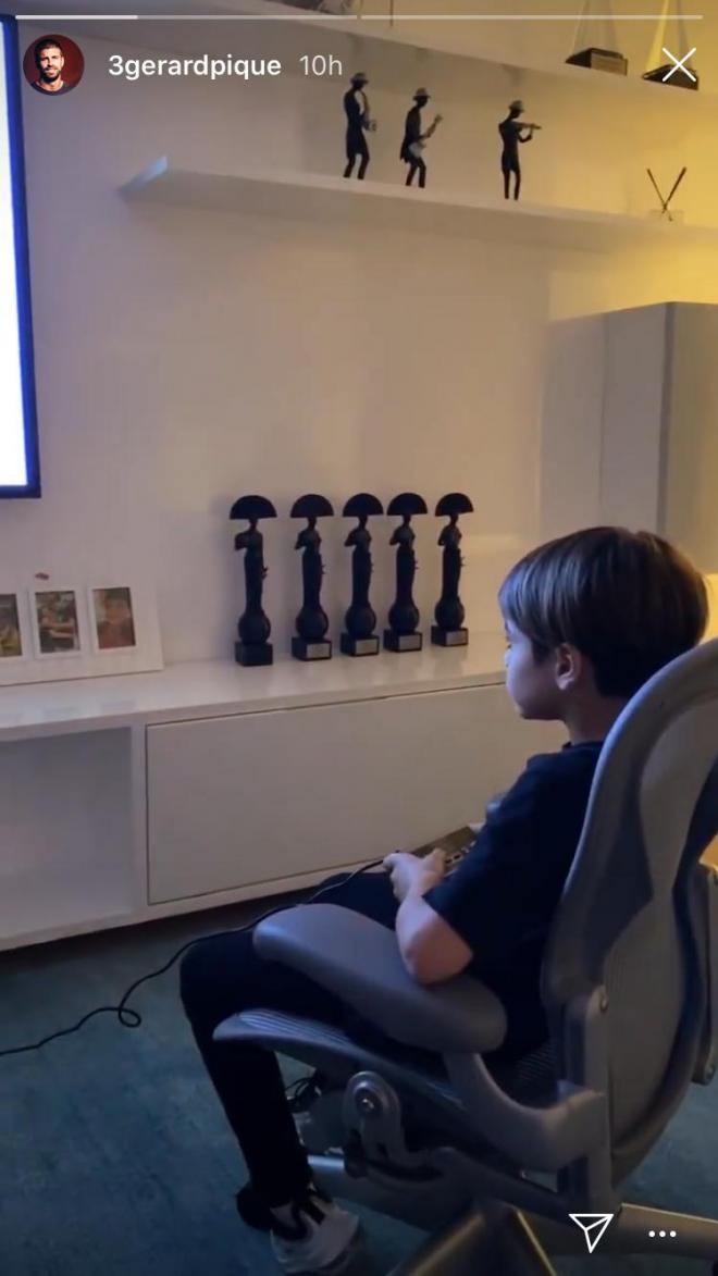 Milan Piqué, jugando a un videojuego.
