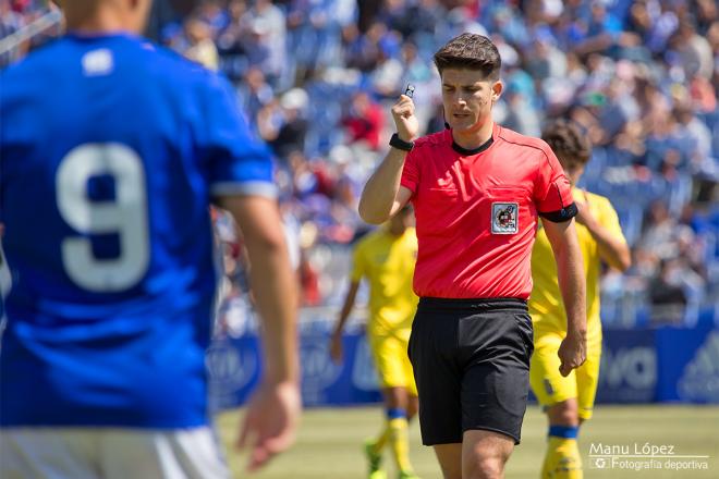 El colegiado catalán David López Jiménez. (Manu López / Albiazules.es).