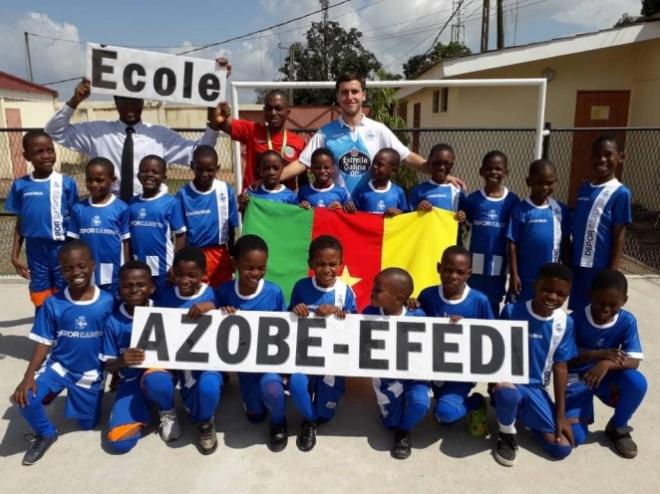 Los niños del colegio Azobe, con las equipaciones del Dépor (Foto: RCD).