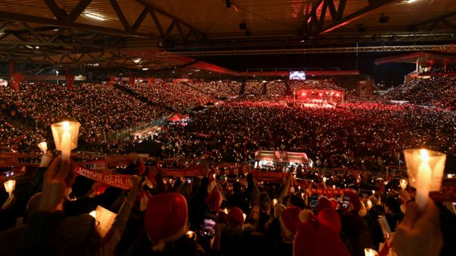 El estadio del Unión Berlín, repleto de aficionados para celebrar la Navidad.