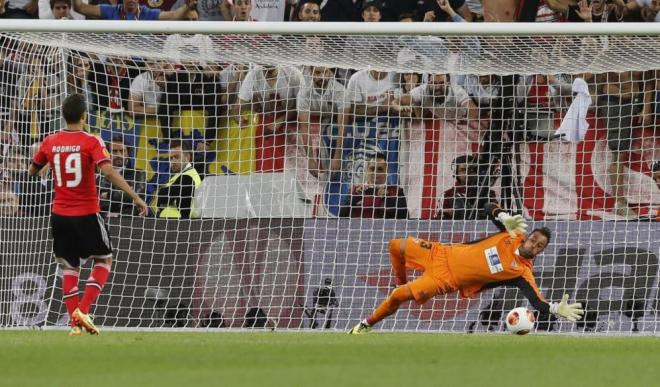 Beto detiene el penalti a Rodrigo, en la final de la Europa League que gana el Sevilla.