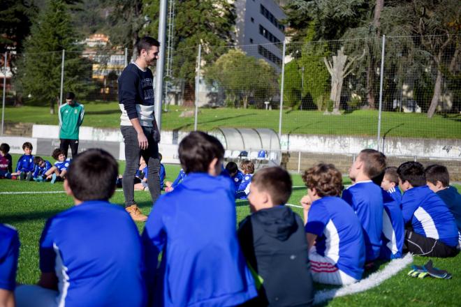 Lucas Ahijado en su visita a los niños del campamento del Oviedo (Foto: Real Oviedo)