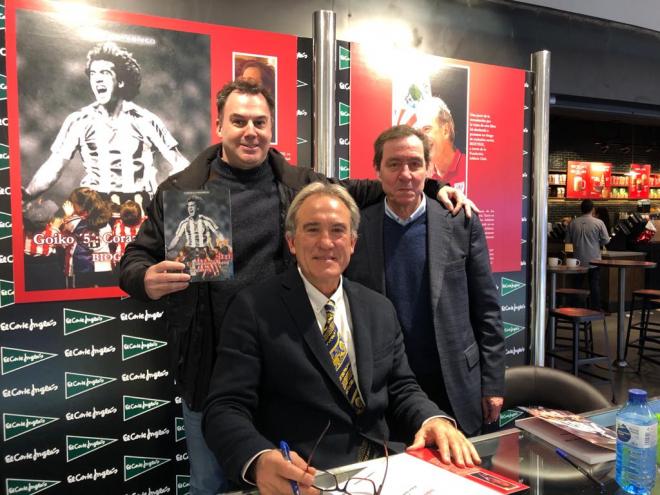 Andoni Goikoetxea y Carmelo Rodrigo muestran su libro con Asís Martín (Foto: ElDesmarque Bizkaia).