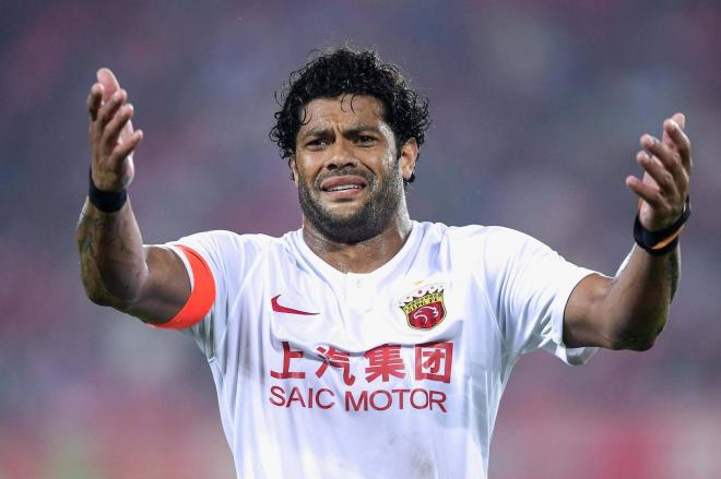 Hulk, en un partido con el Shanghai: el atacante no podrá fichar por el Espanyol.