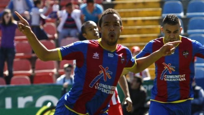 Valdo celebra un gol durante su etapa en el Levante.