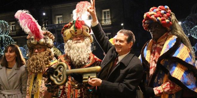Abel Caballero entrega la llave de la ciudad de Vigo a los Reyes Magos.