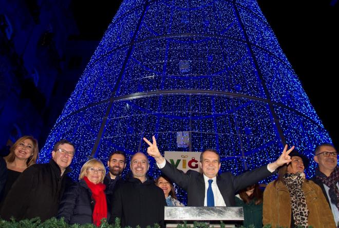 Abel Caballero y su equipo bajo el gran árbol de Navidad del centro de Vigo.