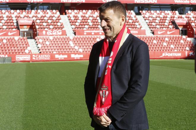 Miroslav Djukic, durante su presentación con el Sporting (Foto: Luis Manso),