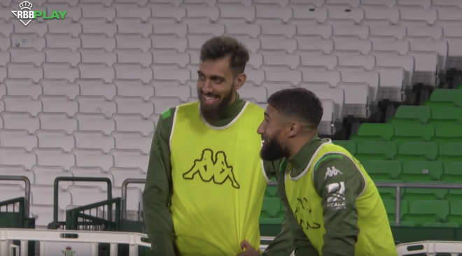 Borja Iglesias y Fekir se ríen durante la sesiín de activación del Betis