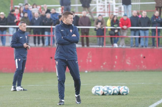 Djukic dirige un entrenamiento (Foto: Luis Manso).