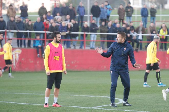 Djukic dirige un entrenamiento del Sporting (Foto: Luis Manso).