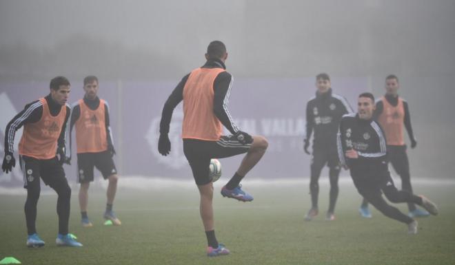 Los jugadores se entrenan bajo la niebla (Foto: Real Valladolid).