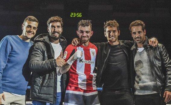 Ibai Gómez junto a Jon Fernández tras una victoria del boxeador de Etxebarri en La Casilla de Bilbao (Foto: Instagram Ibai Gómez).