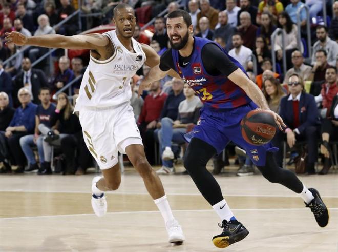 Mirotic intenta avanzar con la pelota ante la oposición de Randolph.