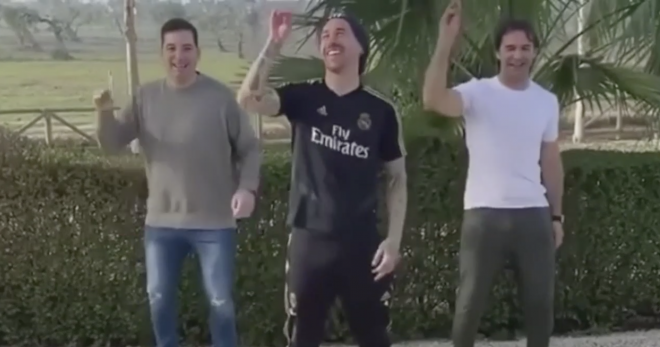 Sergio Ramos, bailando el 'Maletero, tubo de escape' con dos amigos.