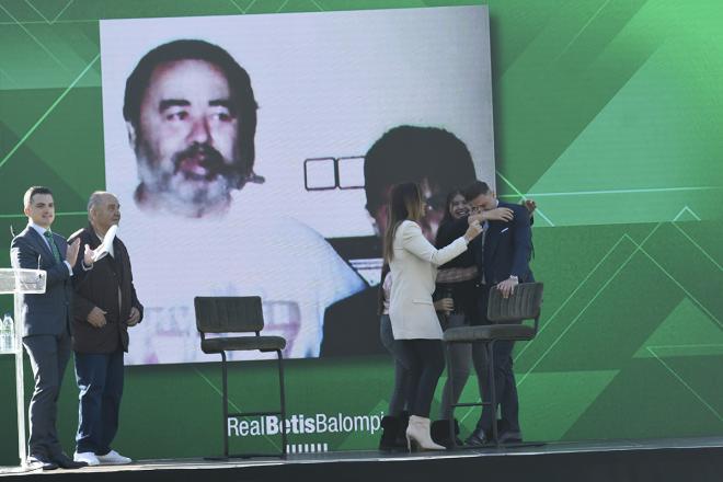 Joaquín y su familia, durante su acto de renovación con el Betis (Foto: Kiko Hurtado).