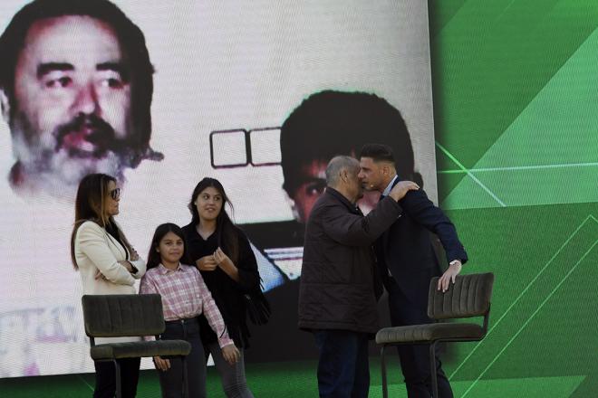 Joaquín y su familia, durante su acto de renovación con el Betis (Foto: Kiko Hurtado).