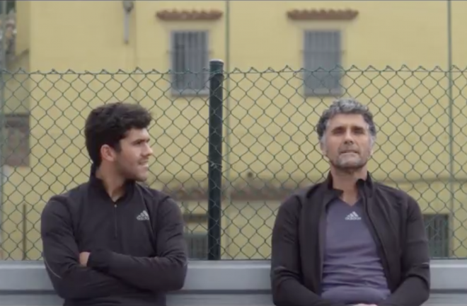 Carles Aleñá, charlando con su padre, Francesc.