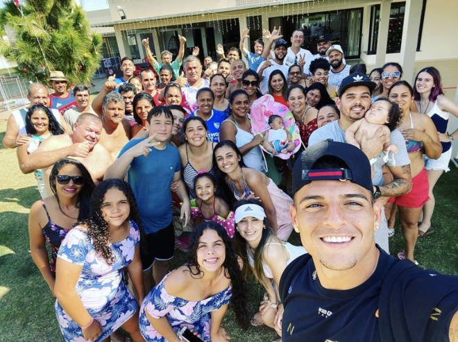 El selfie de Diego Carlos con sus familiares y amigos (Foto: Instagram).