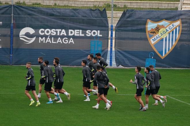 Los jugadores realizan carrera en el Ciudad de Málaga.