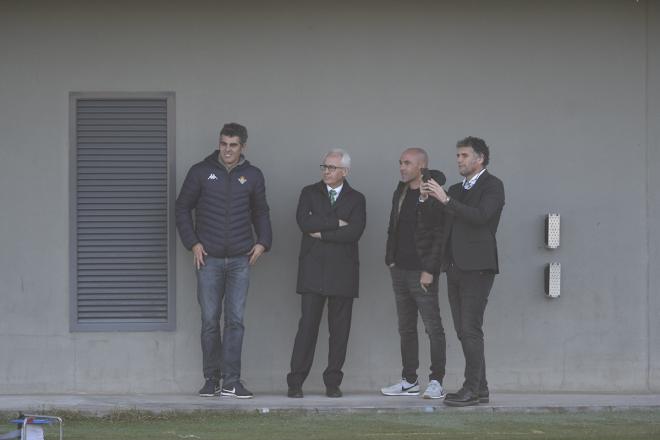 Ivan de la Peña, representante de Carles Aleñá, y su padre, presentes en el entrenamiento del Betis (Foto: Kiko Hurtado).