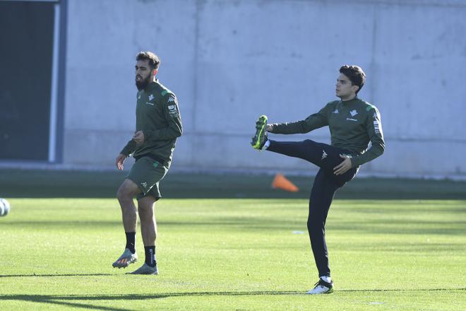 Marc Bartra y Borja Iglesias, durante un entrenamiento con el Betis (Foto: Kiko Hurtado).