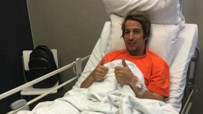 Fabio Coentrao posa desde el hospital.