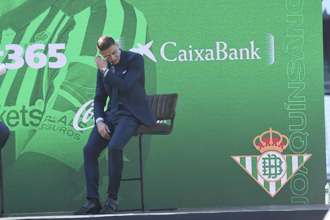 Joaquín Sánchez llora durante su renovación con el Betis (Foto: Kiko Hurtado).