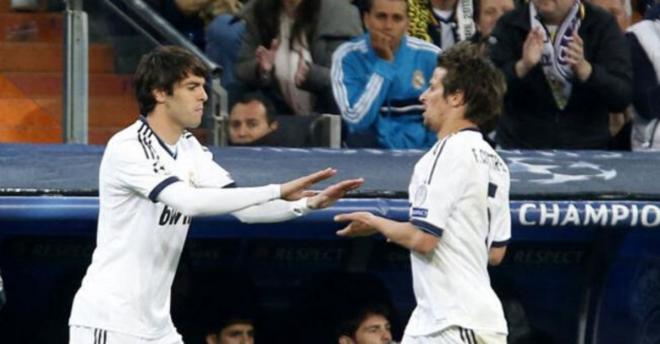 Kaká y Coentrao, en un cambio de un partido del Real Madrid.
