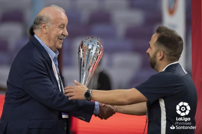 Vicente del Bosque le entrega a Luismi García el premio a mejor entrenador de LaLiga Promises Internacional 2019 (Foto: LaLiga).