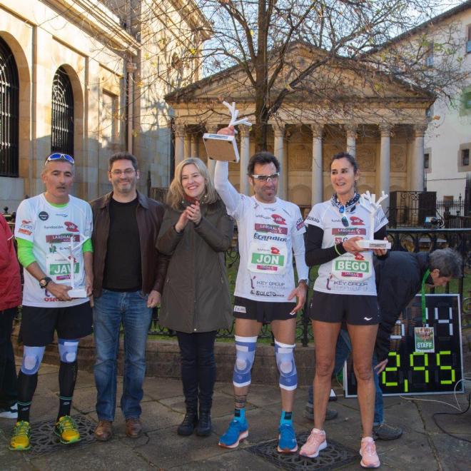 Javi Conde, Jon Salvador y Begoña Beristain han completado el maratón solidario 'Gernikako Arbola'.